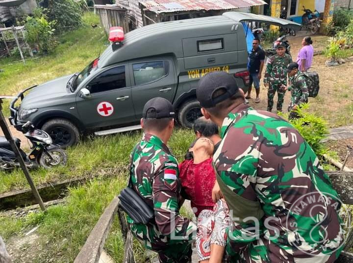 Mengalami Sesak Nafas dan Lemas, Satgas Pamtas Yonarmed 19/Bogani Sigap Evakuasi Nenek Regina