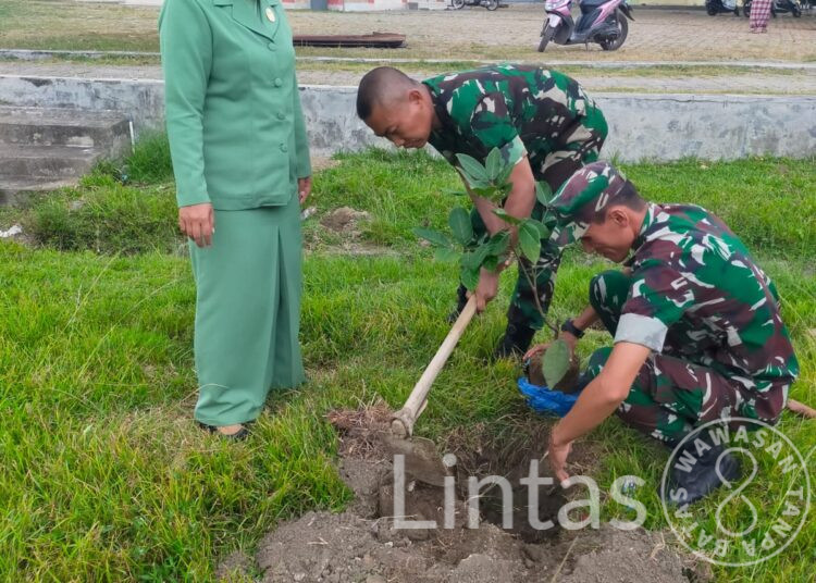 Dandim 0104/Atim dan Ketua Persit KCK Cabang XXI Sempatkan Diri Tanam Pohon Buah di Taman Makam Syiah Kuala Banda Aceh