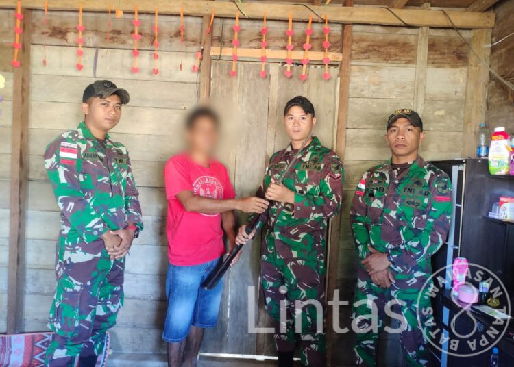 Berkah Ramadhan, Satgas Pamtas Yonif 645/GTY Kembali Terima Senpi Rakitan dari Warga Perbatasan