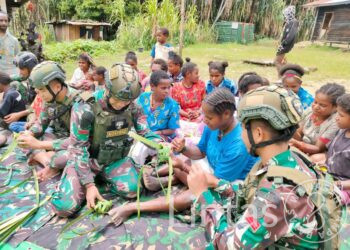 Manfaatkan Tanaman Khas Papua, Satgas YR 321/GT Ajarkan Mama Distrik Dal Buat Ketupat