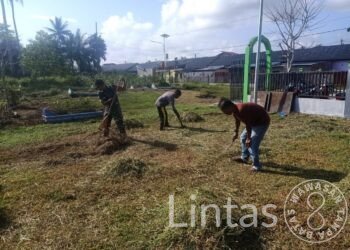Jaga Kebersihan Makam, Babinsa dan Warga Kerja Bakti di TPU