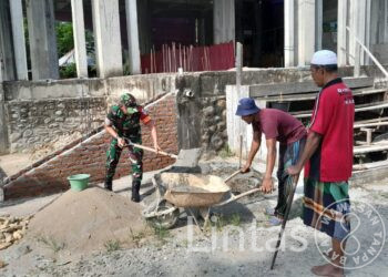 Abdikan Diri Untuk Fasilitas Umum Desa, Babinsa Ahmad Imam Bantu BKM Desa Binaan Membangun Masjid