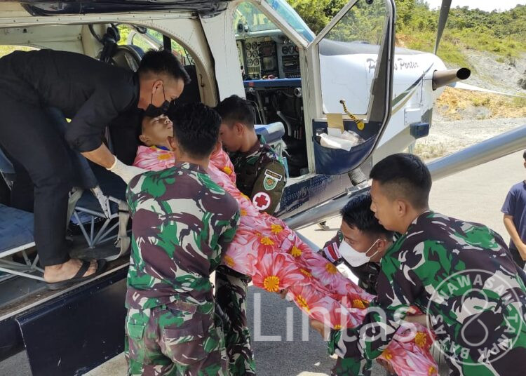 Satgas Pamtas RI-Malaysia Yonarmed 5/105/Pancagiri bantu Evakuasi Masyarakat Sakit untuk dirujuk ke RSUD Malinau melalui bandara Long Punjungan