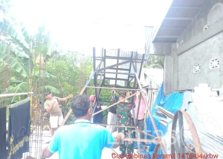 Sigap,Babinsa Koramil 1416-04/ Kabawo Kodim 1416/Muna Bersama Warga Bantu dirikan Tower Air Jatuh Akibat Angin Kecang