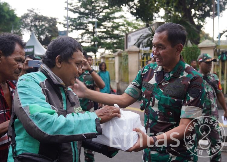 TNI AD Berbagi 1.500 Paket Berbuka Puasa Untuk Masyarakat Jakarta