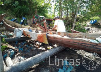Bantu Perbaiki Sampan Nelayan, Menjadi Bagian Komsos Babinsa Jalin Silaturahmi