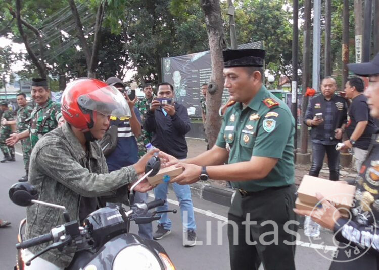 Kodim 0614/Kota Cirebon Berkolaborasi Dengan HDCI Bagi-bagi Takjil