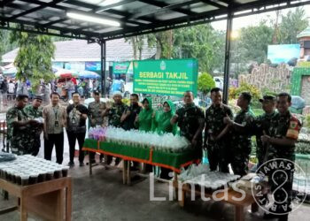 Aksi Babinsa Koramil Panumbangan Ciamis Berbagi Takzil di Sebagai Amalan Bulan Ramadhan
