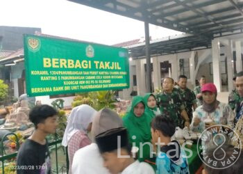 Koramil 1304/Panumbangan Bagikan Takjil Kepada Warga