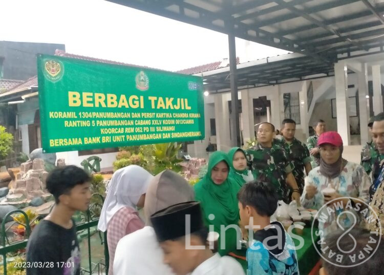 Koramil 1304/Panumbangan Bagikan Takjil Kepada Warga
