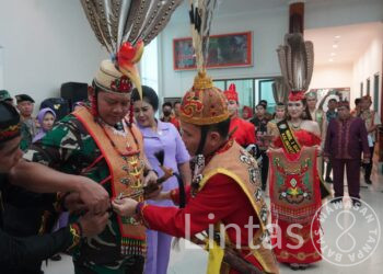 Kunjungan Kerja ke Wilayah Kodam XII/Tpr, Panglima TNI Terima Penganugerahan Gelar Adat Dayak