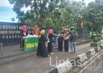 Persit KCK Cabang XXXIII Dim 0601 Pandeglang, Berikan Takjil Gratis