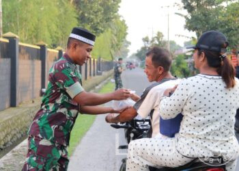 Berbagi Takjil Gratis Yonif Raider 100/PS semoga menjadi sumber kebahagiaan dan keberkahan