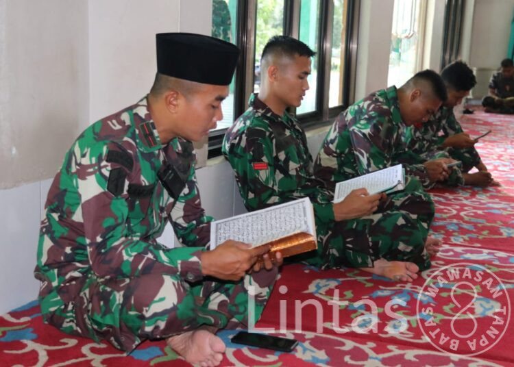 Batalyon Infanteri Raider 100/PS melaksanakan kegiatan tadarus Al-Qur’an di masjid At-Taqwa Yonif Raider 100/PS