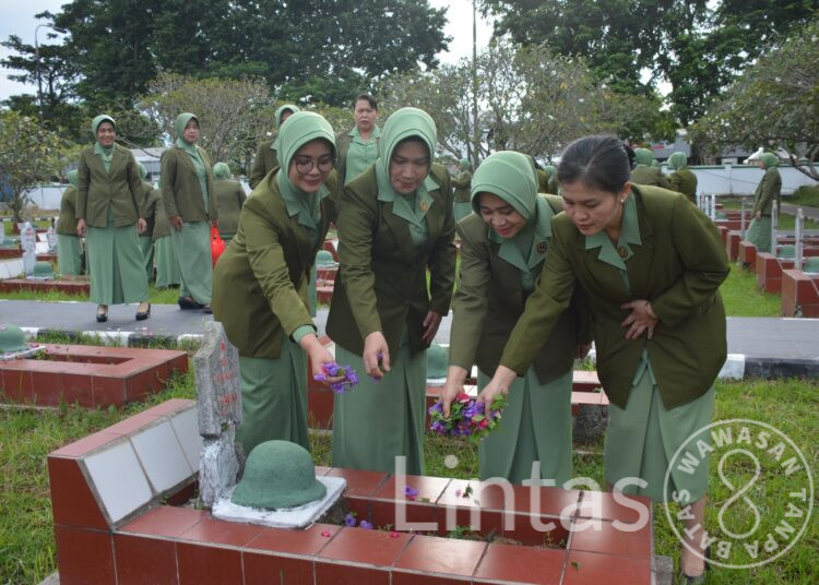 Peringati HUT Persit KCK Ke 77, Persit KCK Koorcab Rem 064 Ziarah Ke Taman Makam Pahlawan