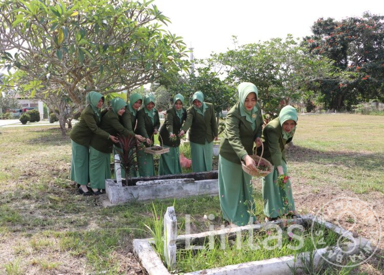 Jelang HUT Ke-77, Persit KCK Cabang XXI Dim 0104 Ziarah di Makam Pahlawan Kota Langsa