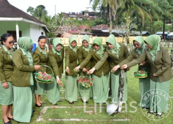 Sambut HUT Persit Ke-77, Persit KCK Koorcabrem 023 PD I/BB Ziarah ke TMP Sibolga