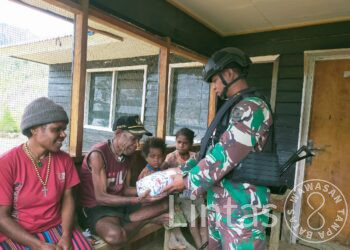 Pos Malagayneri Satgas Yonif Mekanis 203/AK Laksanakan Anjangsana ke Honai Kepala Desa Nambu
