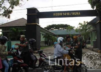 Bentuk Kepedulian TNI di Bulan Ramadhan ,Kodim 1416/Muna Bagikan Takjil Buka Puasa