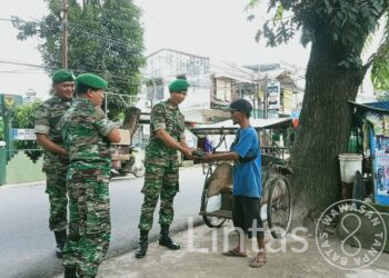 Menjelang Buka Puasa Anggota Koramil 418-08/Sako Bagikan Takjil