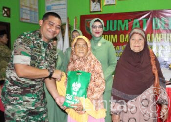 Dandim 0421/Lampung Selatan Pimpin Kegiatan Jumat Berbagi di Bakauheni