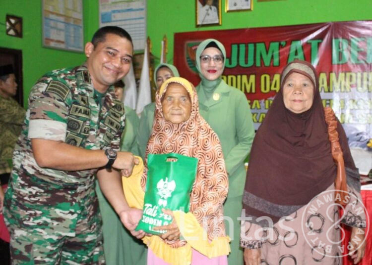 Dandim 0421/Lampung Selatan Pimpin Kegiatan Jumat Berbagi di Bakauheni