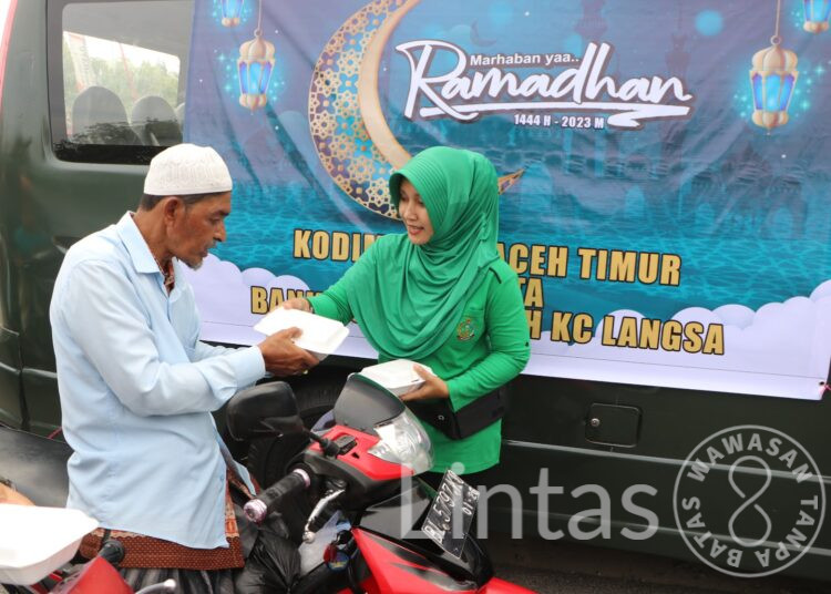 Kodim 0104/Atim Bagikan Takjil Untuk Warga Pengguna Jalan