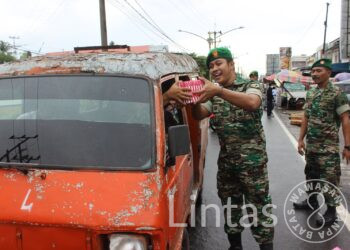 Berkah Ramadhan, Kodim 1016 Palangka Raya Berbagi Takjil Kepada Pengguna Jalan