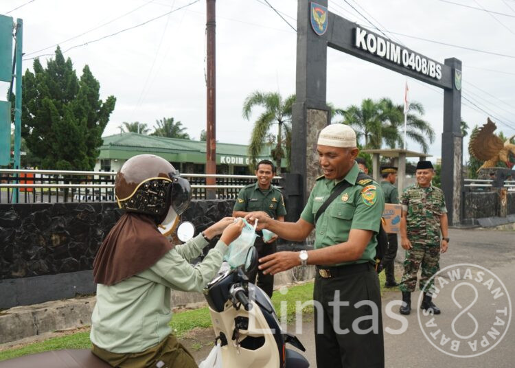 Berbagi di Bulan Penuh Berkah, Satuan Jajaran TNI AD Bagikan Takjil Pada Masyarakat
