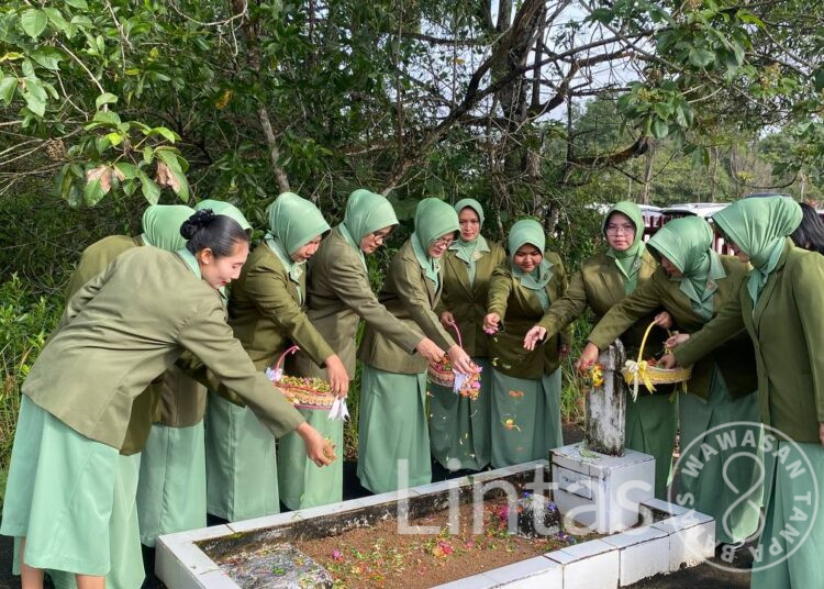 Ketua Persit KCK Cabang XLVIII Kodim 1204/Sanggau Pimpin Ziarah Rombongan di TMP Patriot Bangsa