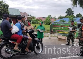 Berkah Ramadhan, Koramil 1204-15/Sekadau hilir Bagikan Takjil Jelang Berbuka Puasa