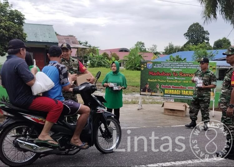 Berkah Ramadhan, Koramil 1204-15/Sekadau hilir Bagikan Takjil Jelang Berbuka Puasa