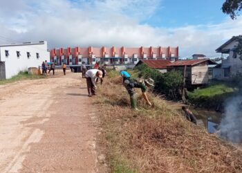 Kompak.. Babinsa Koramil 1204-14/ Belitang Hilir Bersama Warga Laksanakan Karya Bakti Di Jembatan Siu Ayak II