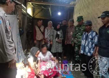 Kapten Inf. Tata Danramil 0111/Pagelaran, Saksikan Pelepasan Pasung Warga Yang Mengalami Ganguan Jiwa