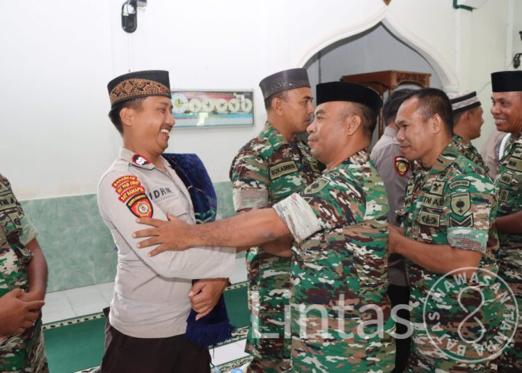 Kodim 1416/Muna Bersama Polres Muna Silaturahmi Dan Shalat Jumat Berjamaah Serta Doa Bersama Untuk TNI-POLRI Bertugas Ops Di Papua