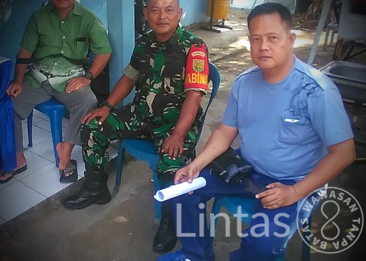 Bahas Keamanan, Babinsa Komsos Dengan Ketua Rw Dan Warga