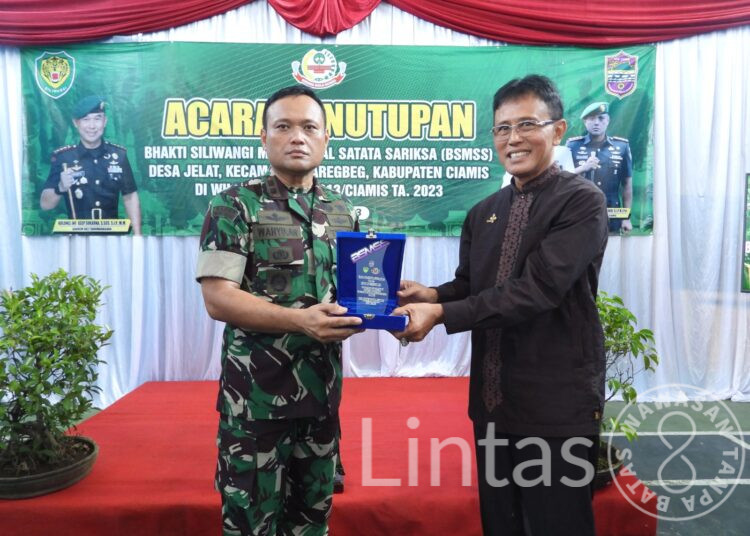 Melalui BSMSS , Dandim 0613/Ciamis Serahkan Pembangunan Jalan Beton Kepada Bupati Untuk Warga Desa Jelat