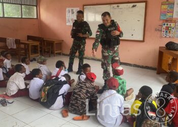 Anak-Anak Kp.Sawiyatami Belajar Bersama Satgas Yonif 132/BS