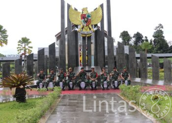 Dansatgas Pamtas Yonif 645/GTY Sambut Dan Dampingi Kunjungan Kerja Aster Panglima TNI Di PLBN Entikong