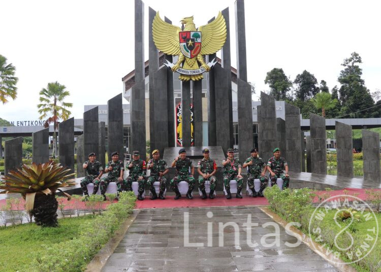 Dansatgas Pamtas Yonif 645/GTY Sambut Dan Dampingi Kunjungan Kerja Aster Panglima TNI Di PLBN Entikong