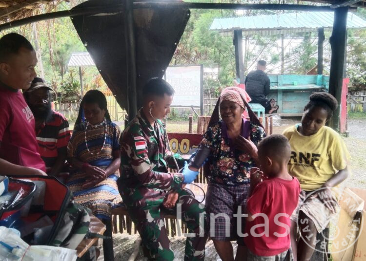 Layanan Pengobatan Dan Pangkas Rambut Gratis Dari Prajurit Yonif Raider 200/BN Untuk Masyarakat Papua