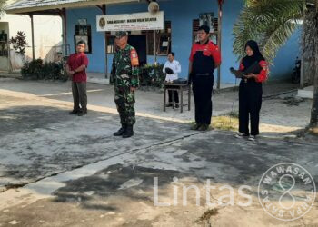 Sertu Masdianto Latihkan Tata Cara Upacara Di Lokasi TMMD Reg Ke-116, Kodim 1203/Ketapang
