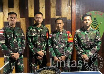 Sadar Bahaya Narkoba, Masyarakat Serahkan Ganja Kepada Satgas Yonif 132/BS