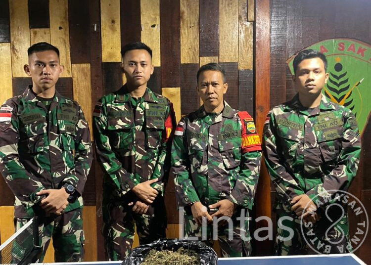 Sadar Bahaya Narkoba, Masyarakat Serahkan Ganja Kepada Satgas Yonif 132/BS