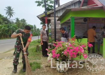 Babinsa Koramil 16/Peudawa Dan Babinkamtibmas Bergotong Royong Membangun Poskamling Di Desa Binaan