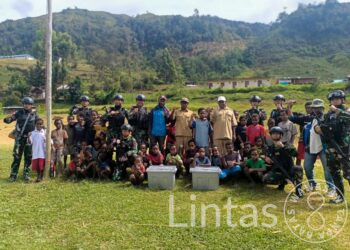 Siapkan Penerus Bangsa, Satgas Yonif 721/Mks Berikan Bantuan Alkap Sekolah Untuk Siswa SD Di Papua