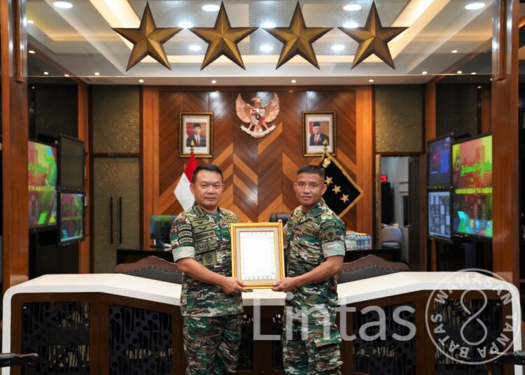 Kasad Beri Penghargaan Prajurit TNI AD Juara Dunia Kempo