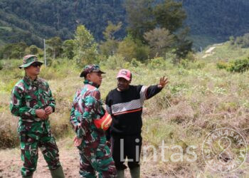 Siap Bangun Pelosok, Kodim 1702/JWY Bersama Masyarakat Bersihkan Lahan TMMD Ke 116