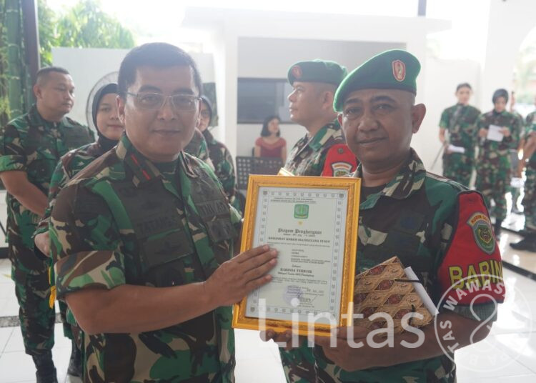Serma Agus Rizal Terima Penghargaan Pada Acara Syukuran HUT Kodam III/Siliwangi Ke-77 Dan HUT Korem 064/MY Ke 57