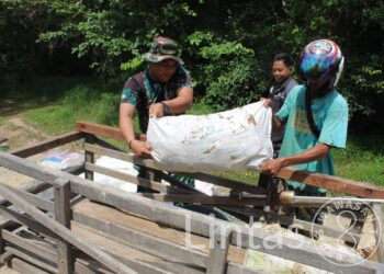 Ringankan Pekerjaan Warga, Satgas TMMD Reguler Ke-116 Bantu Angkut Getah Karet